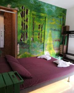 泰尔莫利MSCamere的一间卧室配有一张紫色床,墙上挂有绘画作品