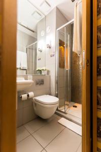 伦敦Arosfa Hotel London by Compass Hospitality的浴室配有卫生间、盥洗盆和淋浴。