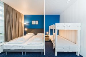 考纳斯Zaliakalnio terasos apartamentai的一间卧室配有两张床和一张双层床。