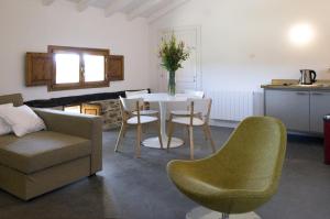 HedesoHotel Rural Casa La Sonrisa的客厅配有沙发和桌椅