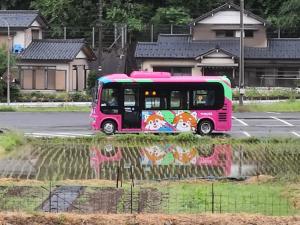 Sabae田舎生活体験福井県観光者向け古民家的一辆粉红色的巴士停在停车场