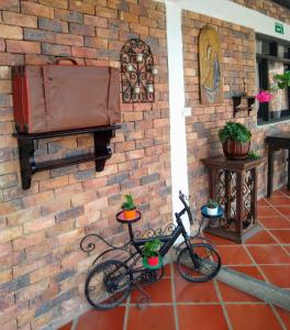 蒂瓦索萨Posadas San Antonio Campestre的停在砖墙旁边的自行车