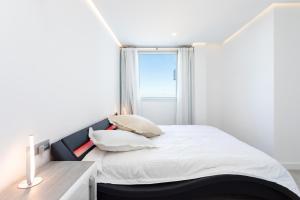 阿德耶Oceanfront Rental的一间卧室配有一张带窗户的床