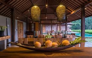 乌布Benisari Batik Garden Cottage的房子里桌子上的一碗水果