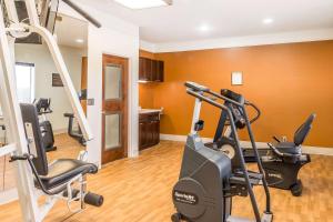 圣安东尼奥Comfort Inn near Frost Bank Center的健身房设有两个跑步机和一个跑步机