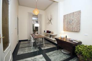都灵B&B Torino Crocetta的一间带桌子和书桌的用餐室