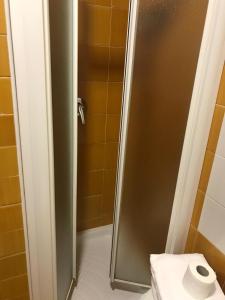 卡索里亚芙萝娅酒店的浴室设有淋浴和卷卫生纸。