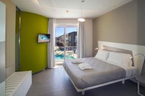 阿茨特雷扎Ciclope Resort的一间卧室配有一张带绿色墙壁的床