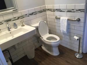 贝肖尔The Ocean Bay House的浴室配有白色卫生间和盥洗盆。