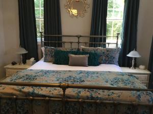 贝肖尔The Ocean Bay House的一间卧室配有一张带蓝色枕头的大床