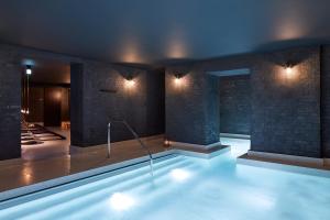 伦敦圣詹姆士庭院-阿塔酒店-伦敦的室内带灯的大型游泳池