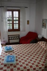 皮斯索里葡萄园宾馆的一间卧室配有一张床和一张红色的沙发