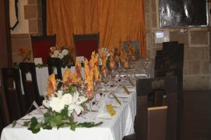库尼特Hostal Restaurante La Diligencia的一张长桌子,上面有眼镜和鲜花