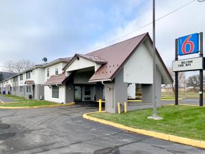 McGrawMotel 6 McGraw, NY - Cortland的街道上一座红色屋顶的建筑