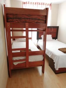 利马Peruvian Apartment的带2张床的客房内的双层床