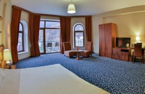 卡希El Resort Hotel的酒店客房,配有床和电视