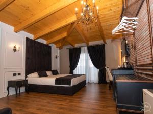 都拉斯Hotel Kloest的一间卧室设有一张床和木制天花板