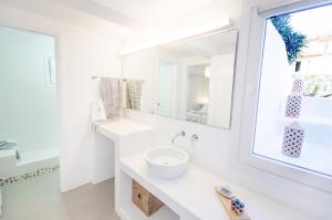 图罗斯阿迪西洛度假屋的白色的浴室设有水槽和镜子