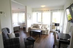 塞布鲁克西布鲁克基姆加尼宾馆的带沙发、椅子和窗户的客厅