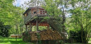 ArleboscCamping Le Viaduc Ardèche的一堆木头上的树屋