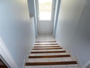 克罗宗Appartement Fontaine Morgat的走廊设有通往客房的楼梯