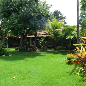 Casa de Temporada em Bonito-MS外面的花园