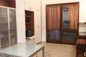 奥尔贝泰洛Appartamento sulla Laguna的一间厨房,内设桌子和一台电视机