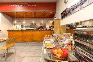 图德拉托雷蒙雷阿尔酒店的厨房配有长桌和食物