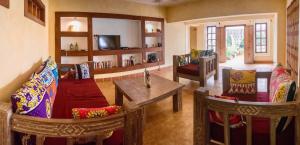 迪亚尼海滩Footprints House的客厅配有两把椅子和一张桌子