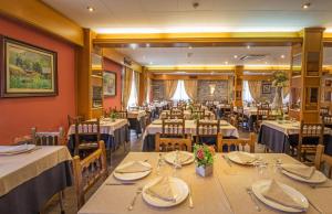 Escaló卡斯特拉努餐厅酒店的用餐室配有桌椅
