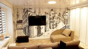 纳尔瓦Top Stage的客厅里挂有城市壁画