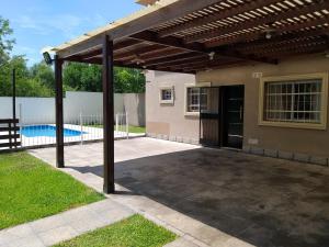 托尔图吉塔斯Casa quinta En Tortuguitas的一个带凉亭和游泳池的庭院