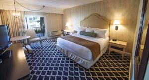 雷德班克莫莉皮切尔酒店的酒店客房设有一张大床和一个阳台。