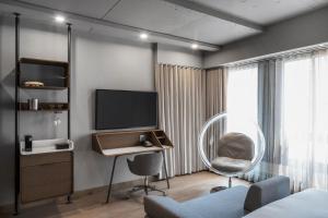 蒙特利尔蒙特利尔日耳曼酒店的客房设有电视、椅子和书桌。