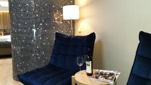 亨厄洛B&B Centrum Hengelo的一张带葡萄酒杯的桌子旁的蓝色椅子