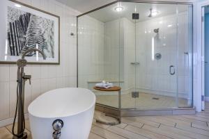阿米莉亚岛Omni Amelia Island Resort的带淋浴和白色浴缸的浴室