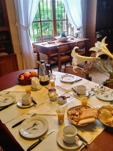 维森特洛佩斯Bed & breakfast Familia San Martín的桌上放有盘子和碗的食物
