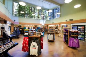 优胜美地村Yosemite Valley Lodge的陈列着大量衣服的商店