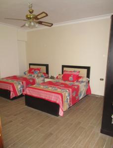 开罗Luxury Furnished Apartment的一间卧室配有两张床和吊扇