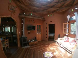 拉埃斯梅拉达Flor de Vida Geocabañas - Casa Gala的带沙发和木制天花板的客厅