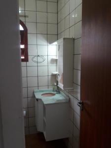 弗洛里亚诺波利斯Hostel Equilíbrio的一间带水槽和镜子的浴室
