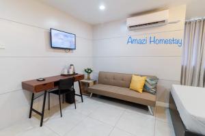 杜马格特Amazi Homestay-Dumaguete的带沙发、书桌和电脑的客厅