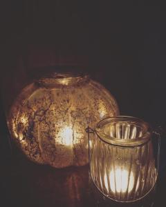耶尔瑟克Bed & breakfast Yerseke的桌子上的玻璃瓶和蜡烛架