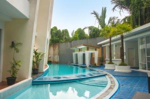 邦加槟港三提卡邦加酒店的一座建筑物中央的游泳池