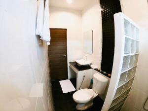 拜县Serene Resort的一间带卫生间和水槽的小浴室