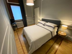 博尔戈马内罗Momi的卧室设有一张白色大床和一扇窗户。