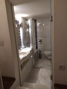 安塔利亚明杨酒店的一间带水槽、淋浴和卫生间的浴室