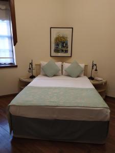 安塔利亚明杨酒店的一间卧室配有一张带2个床头柜的大床