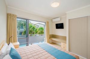 帕拉帕拉乌姆海滩夏日沙滩公寓的一间卧室设有一张床和一个大窗户