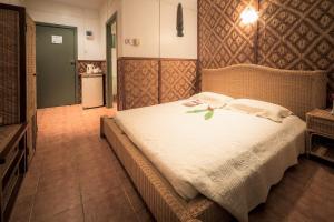TufiTufi Resort的一间卧室,卧室内配有一张大床